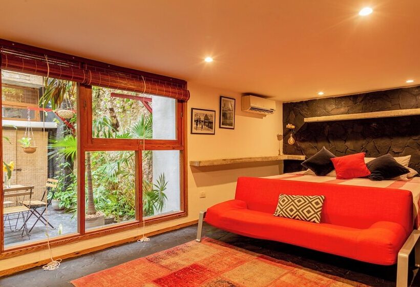 پانسیون Revolution Boutique