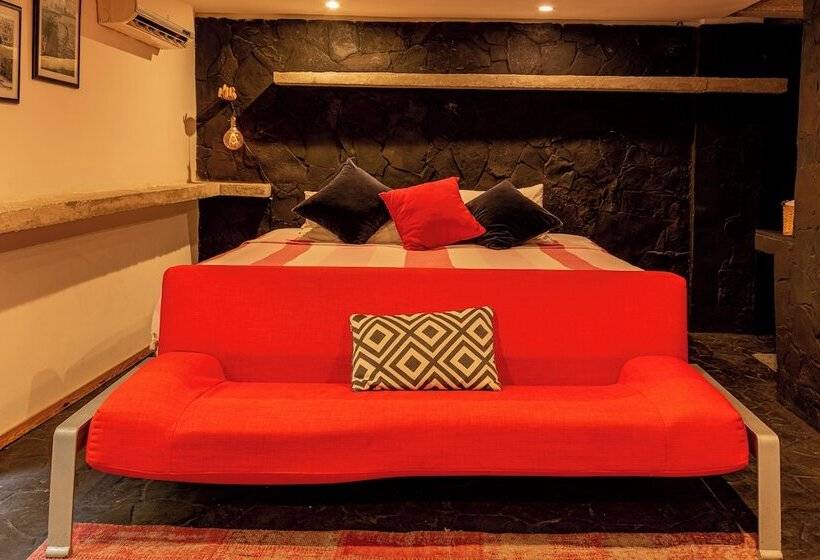 پانسیون Revolution Boutique