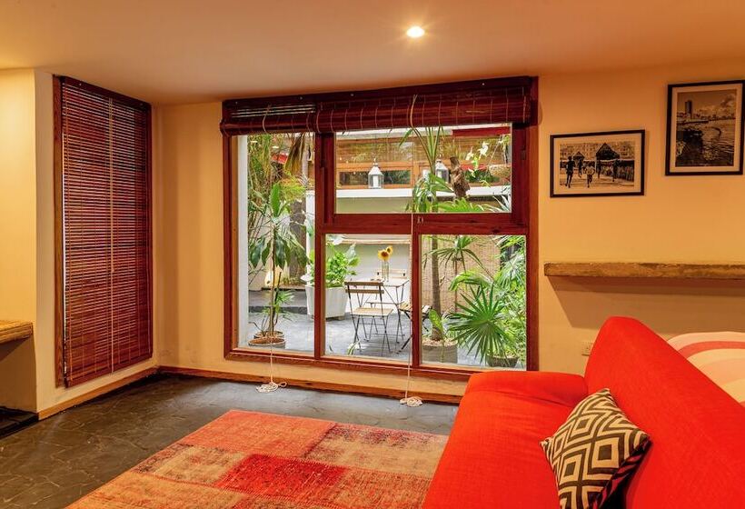 پانسیون Revolution Boutique