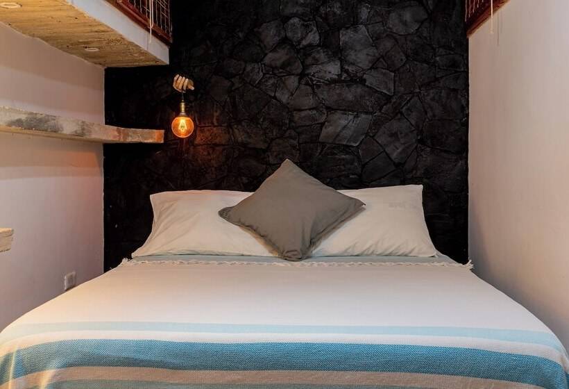 پانسیون Revolution Boutique