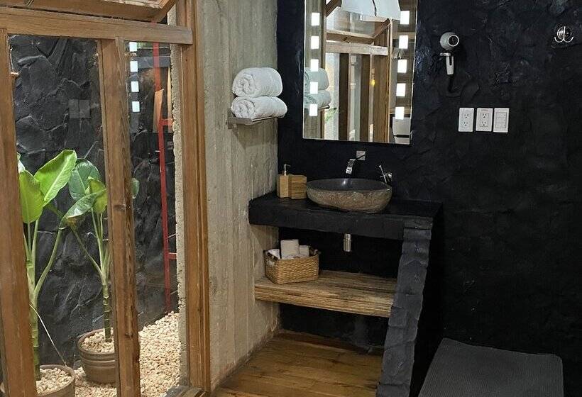 پانسیون Revolution Boutique