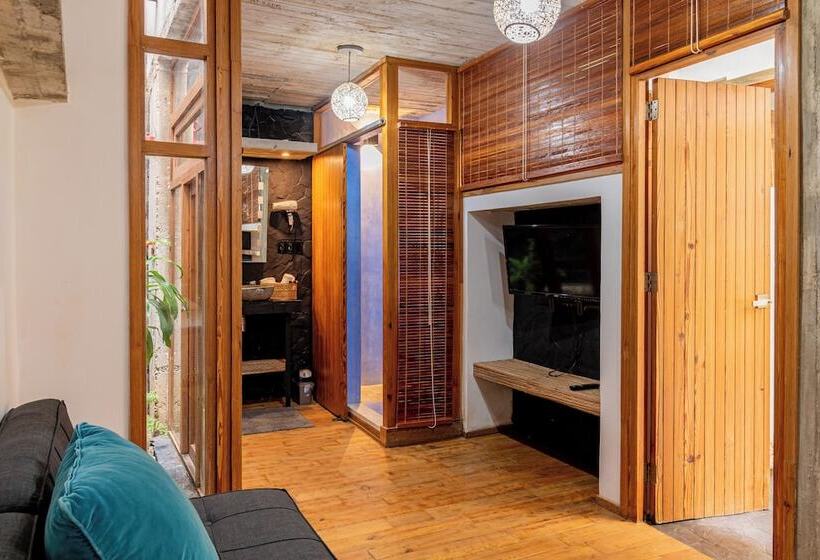 پانسیون Revolution Boutique