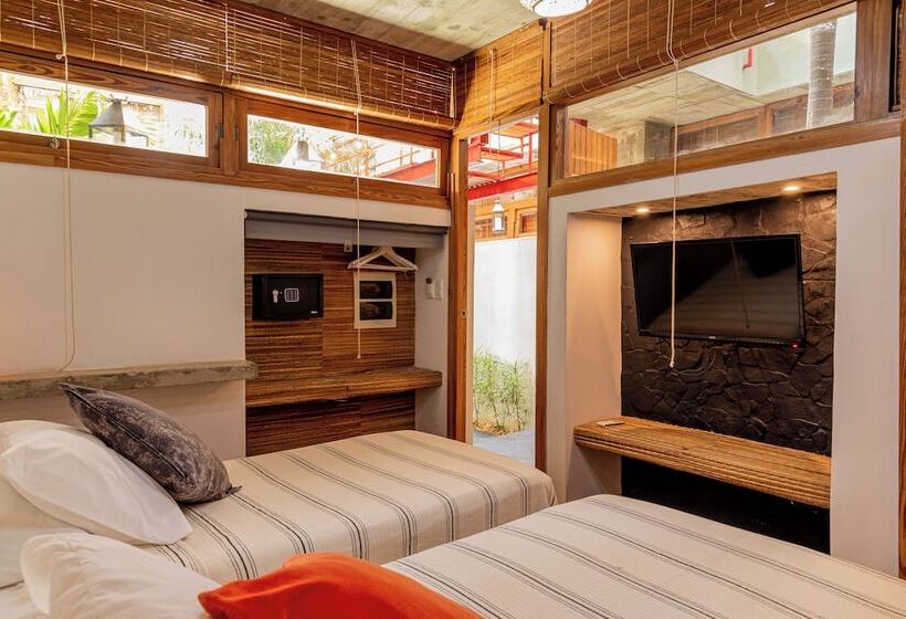 پانسیون Revolution Boutique