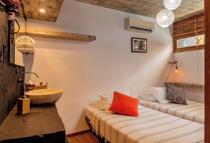 پانسیون Revolution Boutique