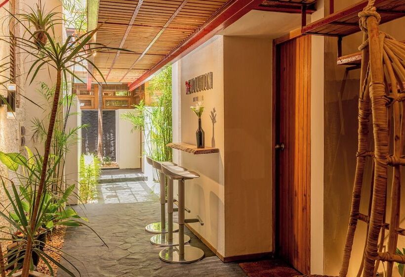 پانسیون Revolution Boutique