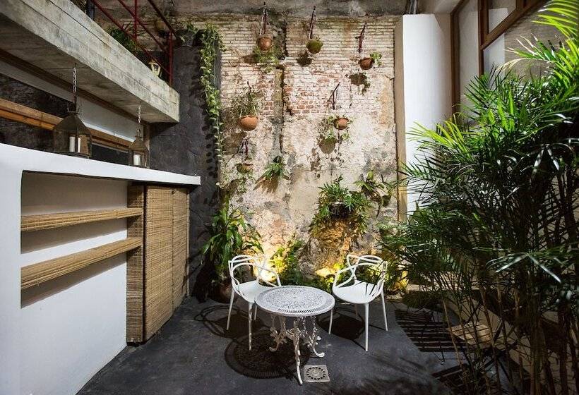 پانسیون Revolution Boutique