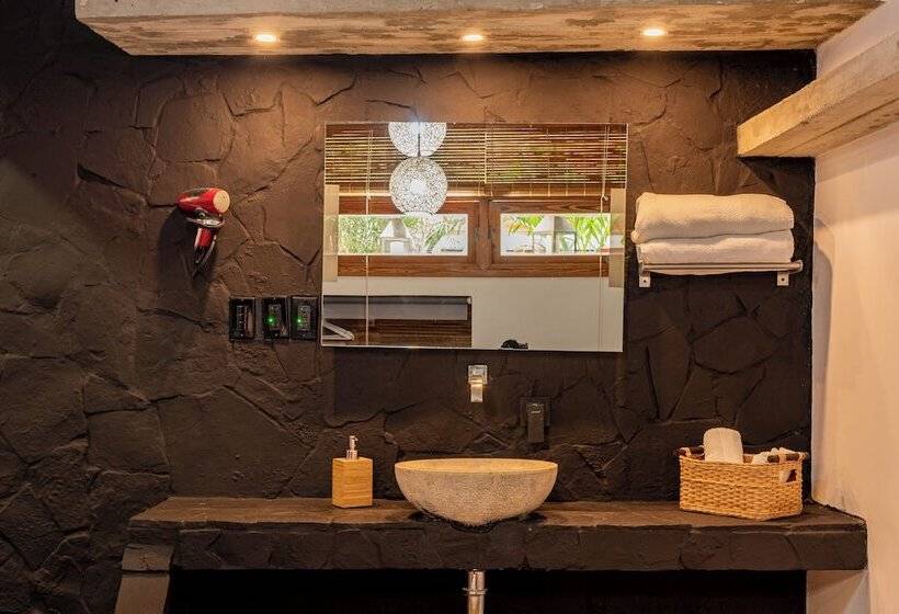 پانسیون Revolution Boutique