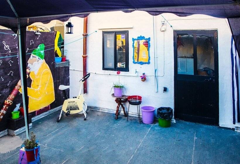 تختخواب و صبحانه Five Trees