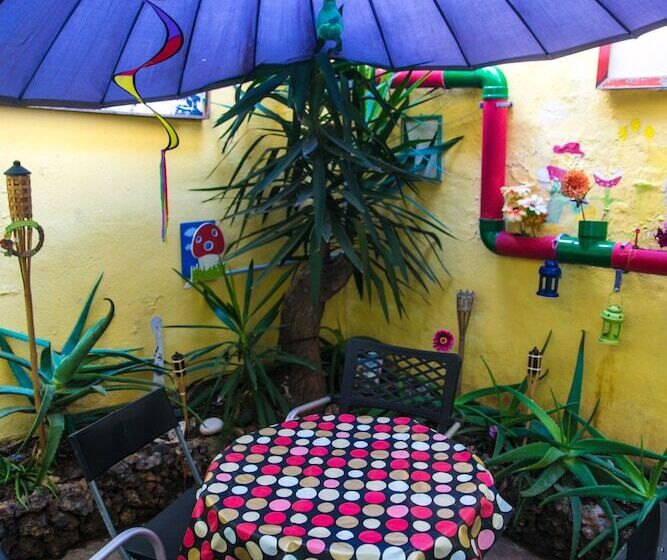 تختخواب و صبحانه Five Trees