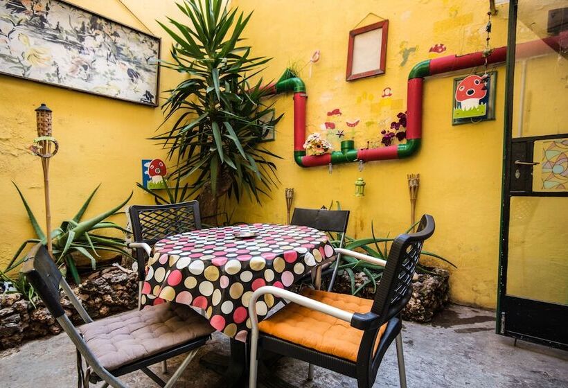 تختخواب و صبحانه Five Trees