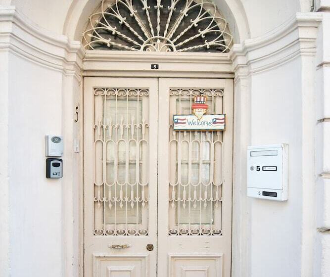 تختخواب و صبحانه Five Trees