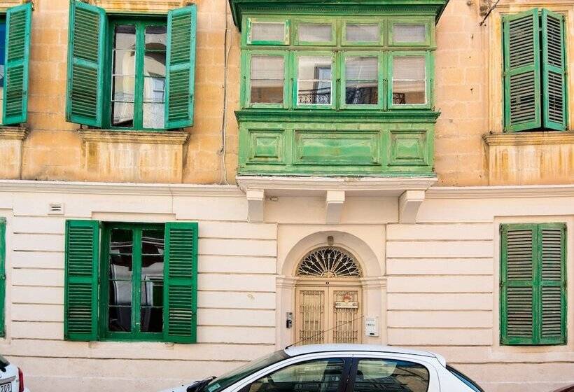 تختخواب و صبحانه Five Trees