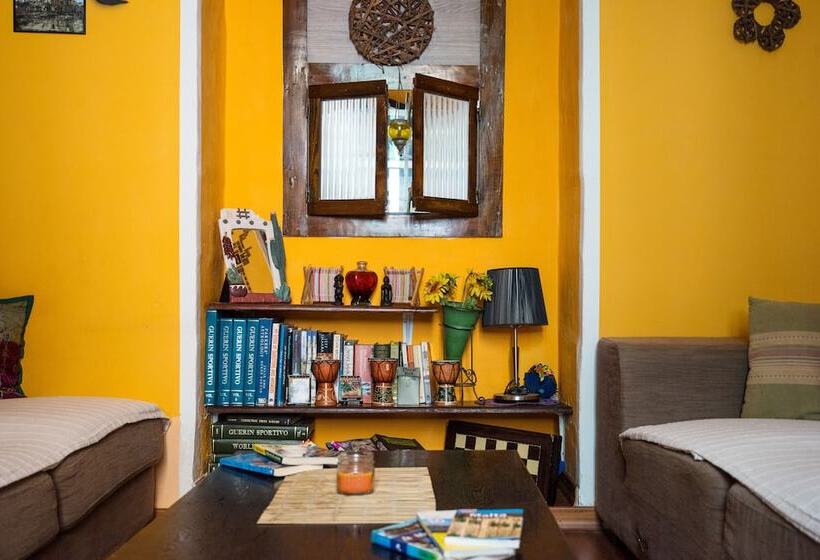 تختخواب و صبحانه Five Trees