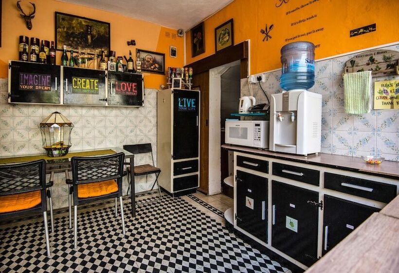 تختخواب و صبحانه Five Trees