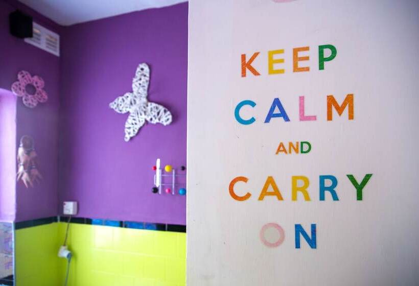 تختخواب و صبحانه Five Trees