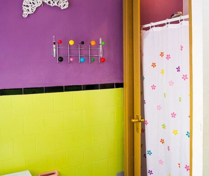 تختخواب و صبحانه Five Trees