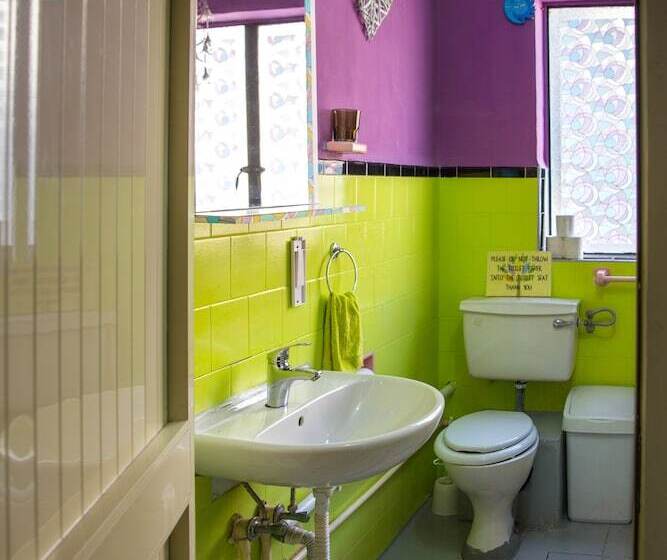 تختخواب و صبحانه Five Trees