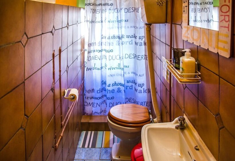 تختخواب و صبحانه Five Trees