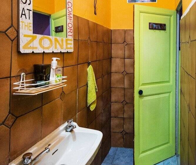 تختخواب و صبحانه Five Trees