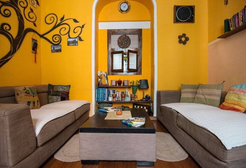 تختخواب و صبحانه Five Trees