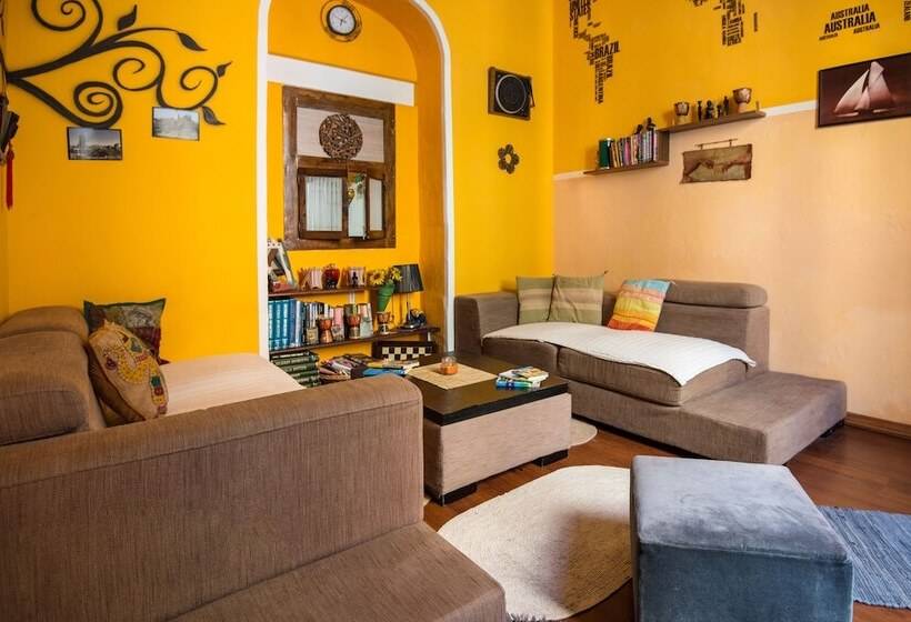 تختخواب و صبحانه Five Trees