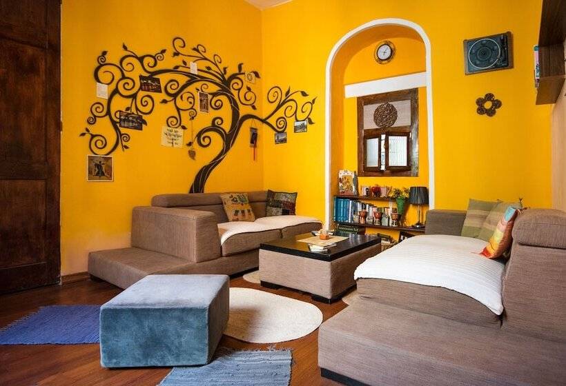 تختخواب و صبحانه Five Trees