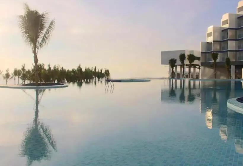 هتل The Arena Cam Ranh Resort