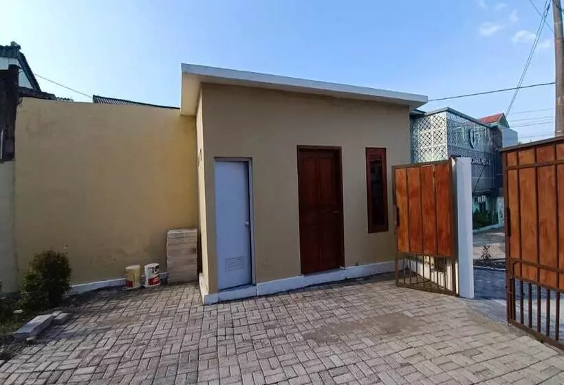 ホテル Spot On 94076 Tinampi House Syariah