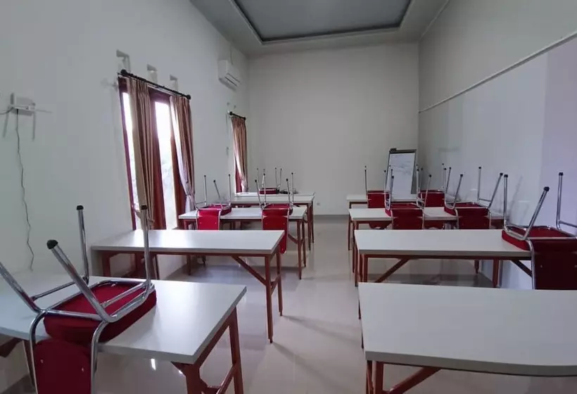 ホテル Spot On 94076 Tinampi House Syariah