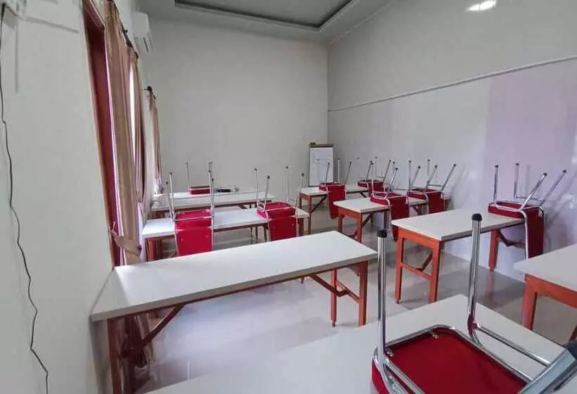 ホテル Spot On 94076 Tinampi House Syariah