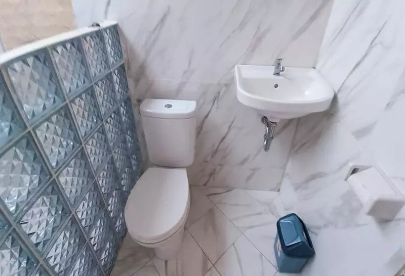 ホテル Spot On 94076 Tinampi House Syariah