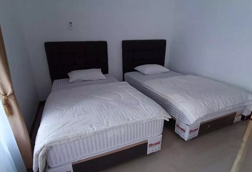 ホテル Spot On 94076 Tinampi House Syariah