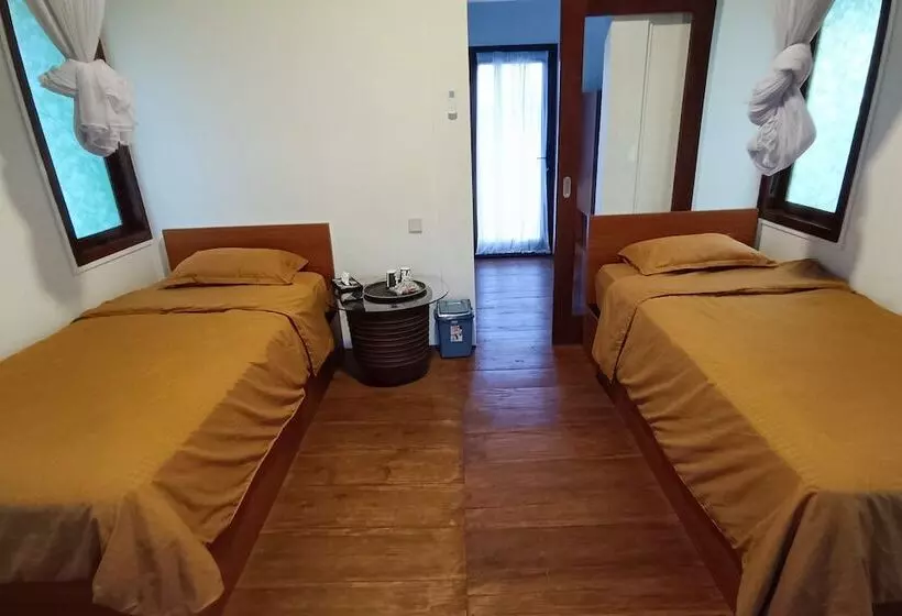 ホテル Spot On 94076 Tinampi House Syariah