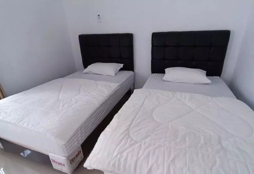 ホテル Spot On 94076 Tinampi House Syariah