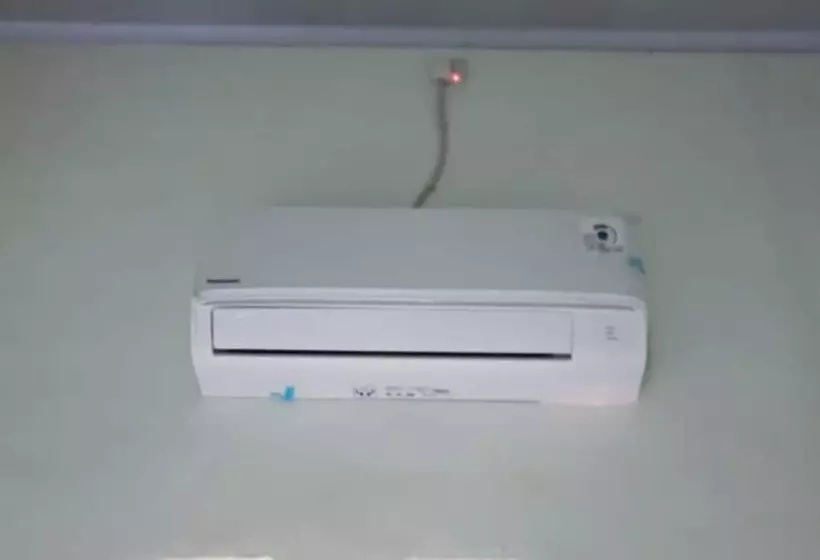 ホテル Spot On 94076 Tinampi House Syariah