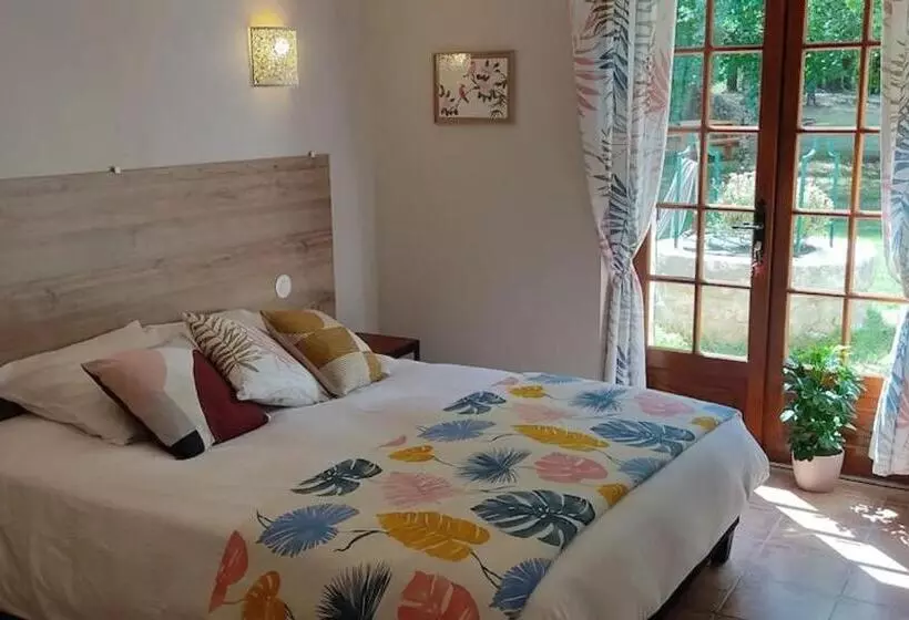 Aamiaismajoitus (B&B) Le Bois Des Fées De Chazelles