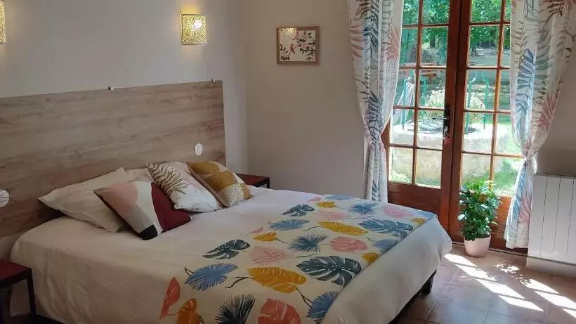 Aamiaismajoitus (B&B) Le Bois Des Fées De Chazelles