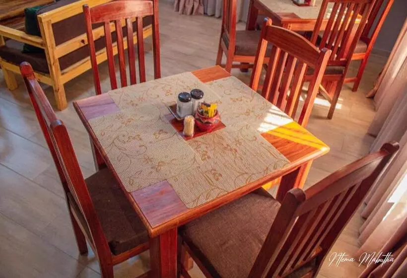 تختخواب و صبحانه The Chobe Inn