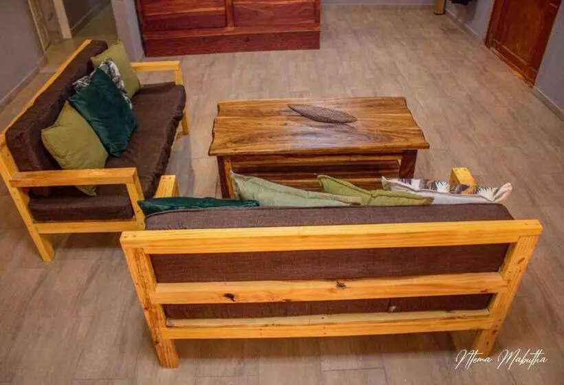 تختخواب و صبحانه The Chobe Inn