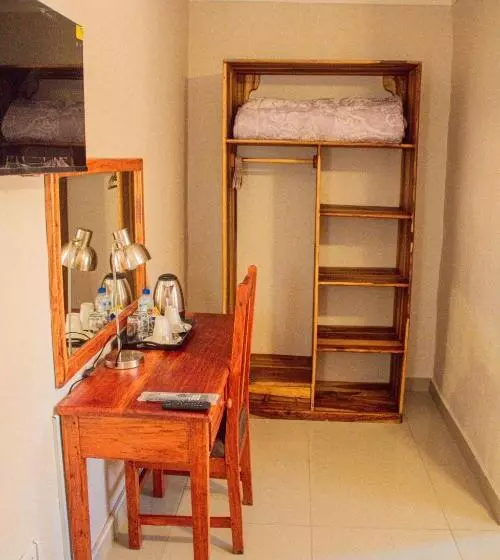 تختخواب و صبحانه The Chobe Inn