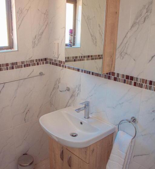 تختخواب و صبحانه The Chobe Inn