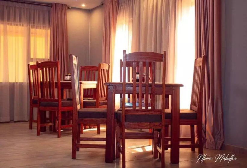 تختخواب و صبحانه The Chobe Inn