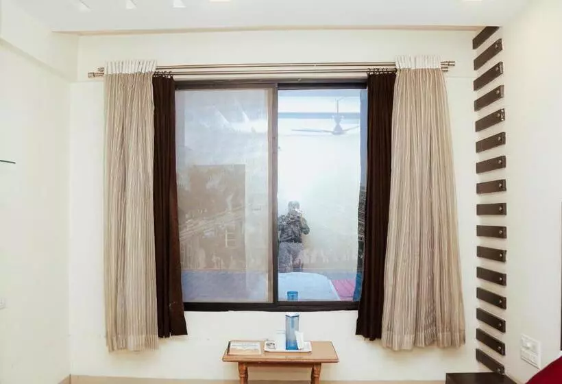 ホテル Kesar Residency