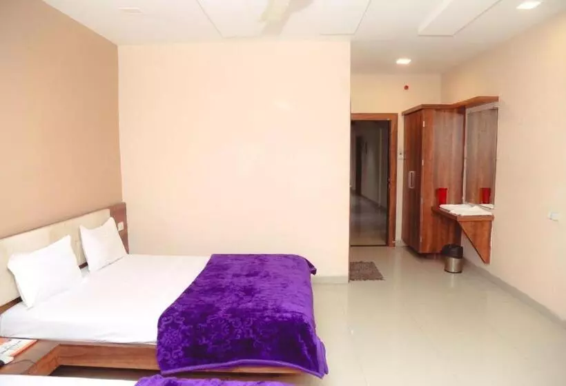 ホテル Kesar Residency