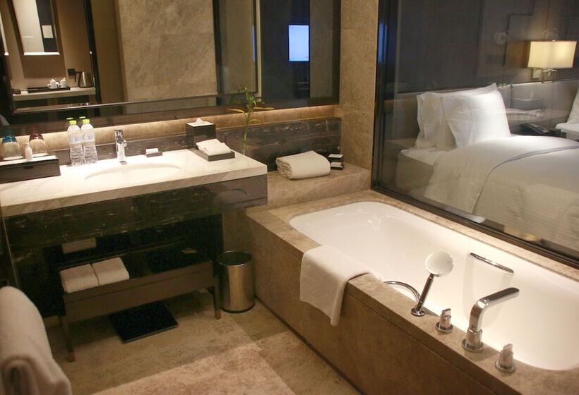 Отель Wanda Realm Dongying