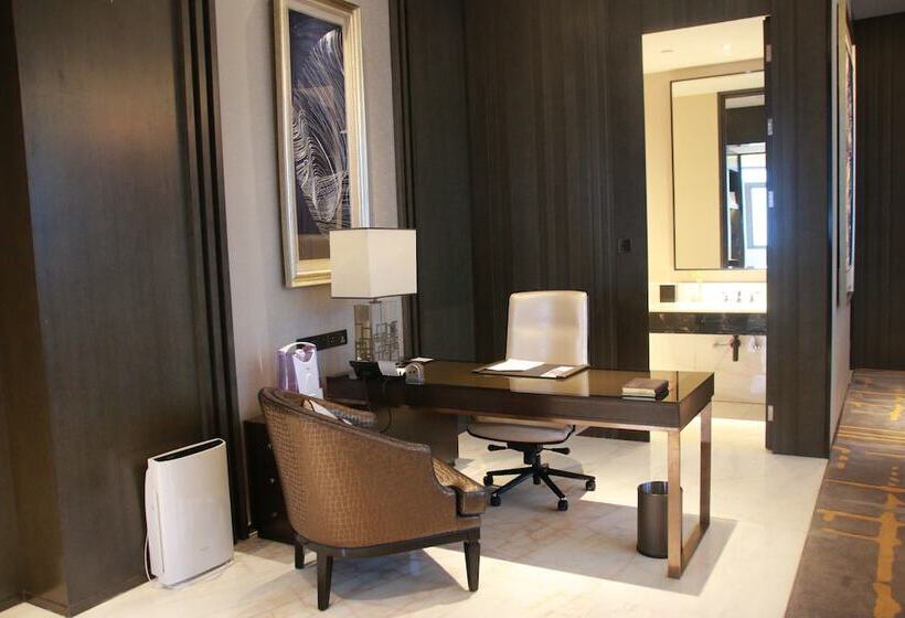 Отель Wanda Realm Dongying