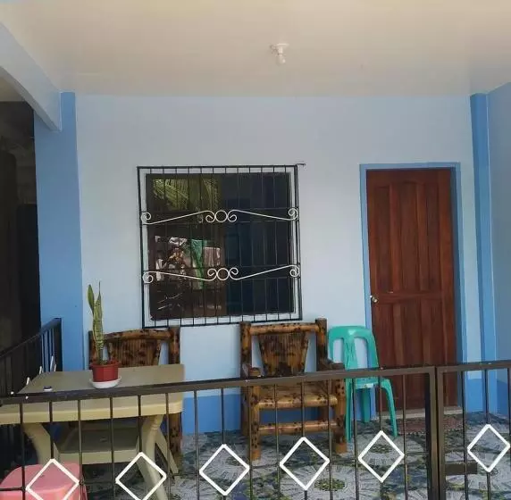 هاستل Art J S Traveller S Inn