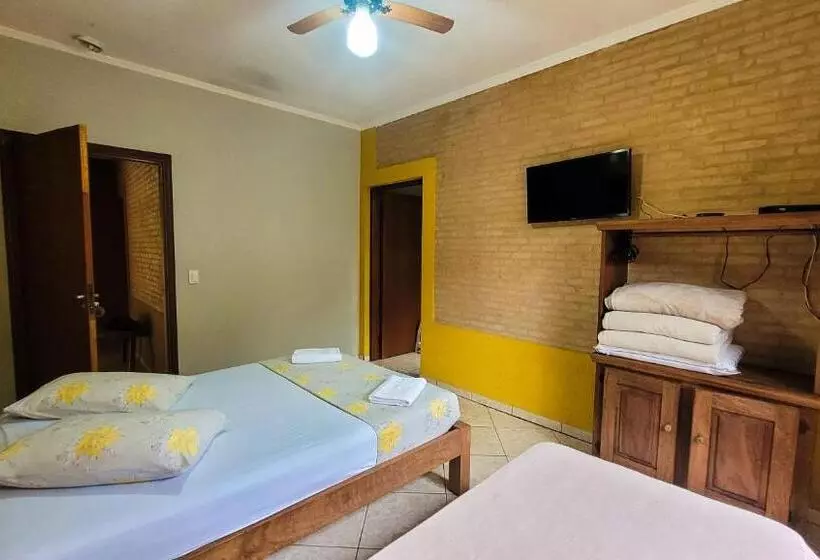 Retkeilymaja Pousada E Camping Claro Casa De Pedra De Delfinópolis  Mg