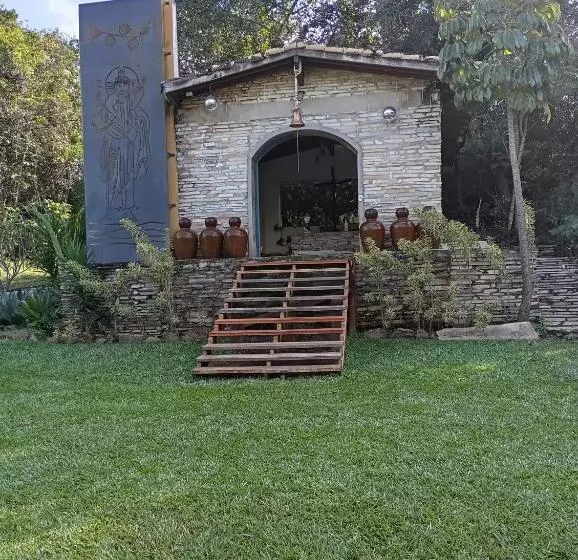 Retkeilymaja Pousada E Camping Claro Casa De Pedra De Delfinópolis  Mg