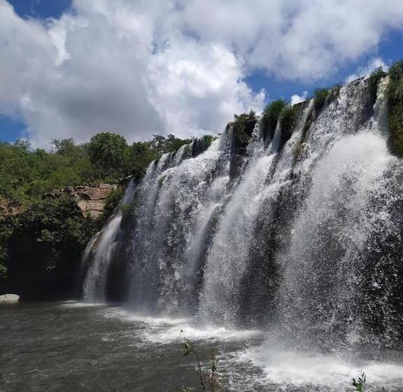 הוסטל Pousada E Camping Claro Casa De Pedra De Delfinópolis Mg